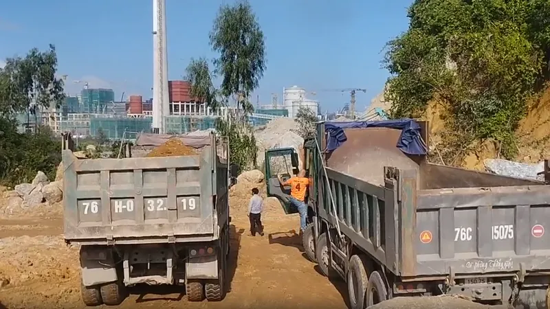 Quảng Ngãi: Tạm giữ 4 phương tiện nghi khai thác đất trái phép