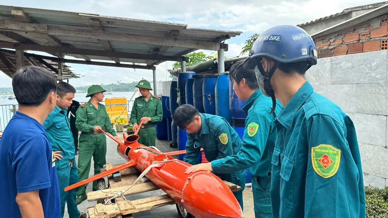 Ngư dân phát hiện vật thể trôi dạt vào bờ nghi thiết bị bay không người lái