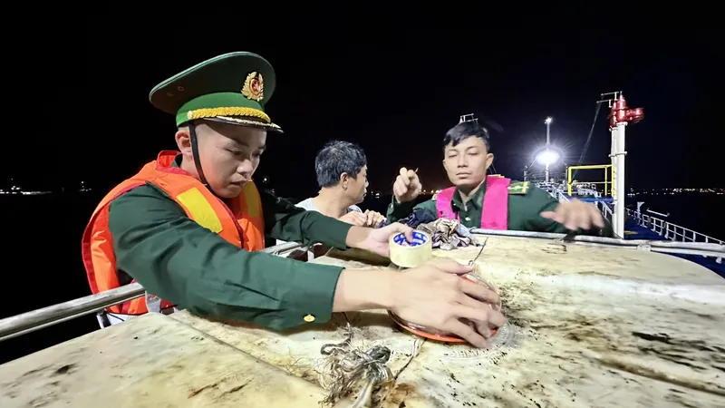 Quảng Ngãi: Bắt giữ tàu vận tải mua bán xăng dầu lậu