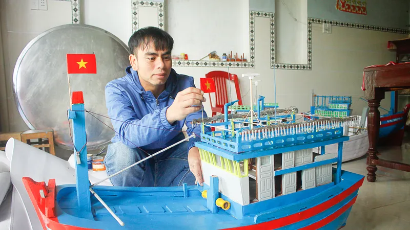Chàng trai miền biển làm mô hình tàu thuyền từ vật liệu xốp
