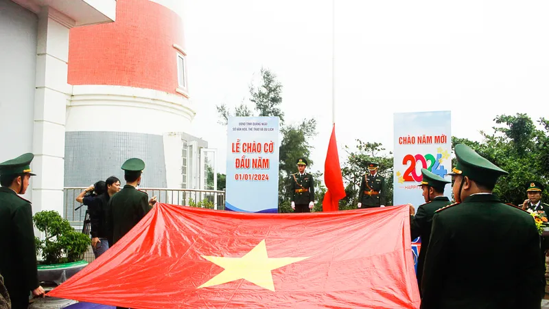 Nghiêm trang lễ chào cờ đầu năm mới tại đất mũi Ba Làng An, Quảng Ngãi