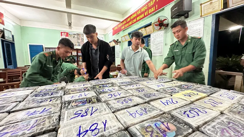 Quảng Ngãi: Bộ đội Biên phòng bàn giao hơn 280kg cocaine cho công an điều tra