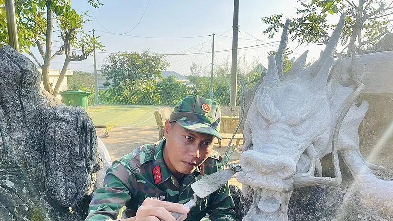 Bộ đội trổ tài tạo rồng bằng xi măng đón Xuân Giáp Thìn