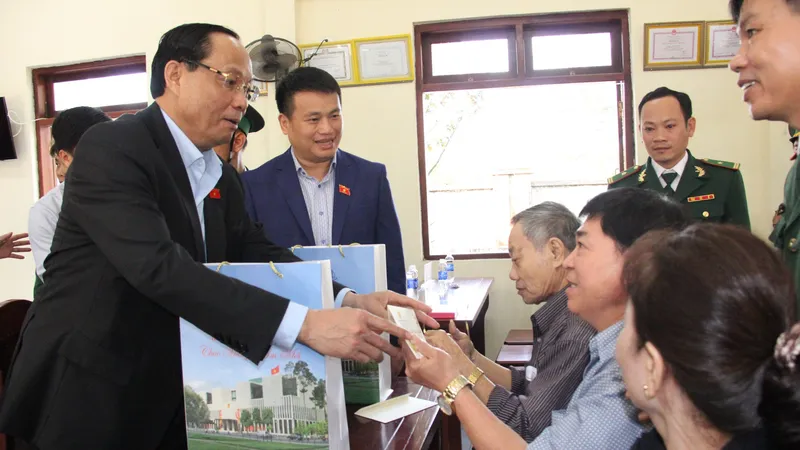 Phó Chủ tịch Quốc hội thăm, chúc Tết cán bộ, chiến sĩ và gia đình chính sách tại Quảng Ngãi