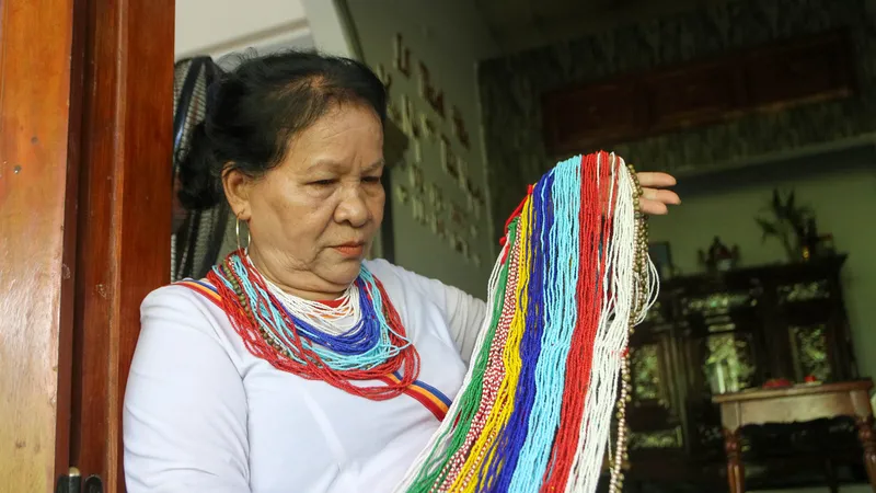 Người Cor chuẩn bị trang sức vòng cườm mừng xuân mới