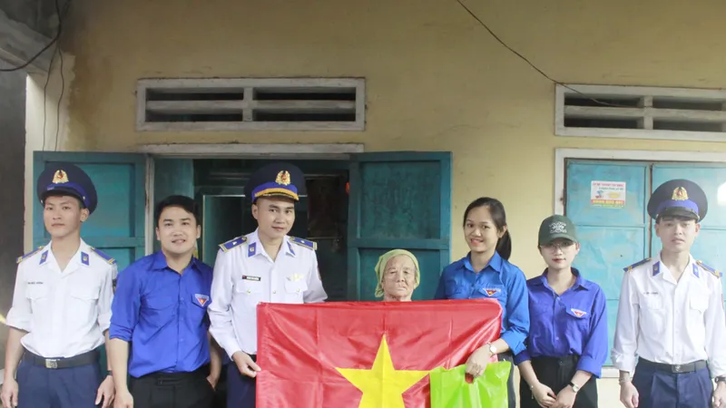 Quảng Ngãi: Cảnh sát biển gói bánh chưng tặng người nghèo