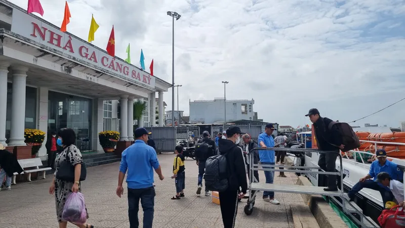 Sau tết, nỗ lực đưa khách rời đảo Lý Sơn trở lại đất liền