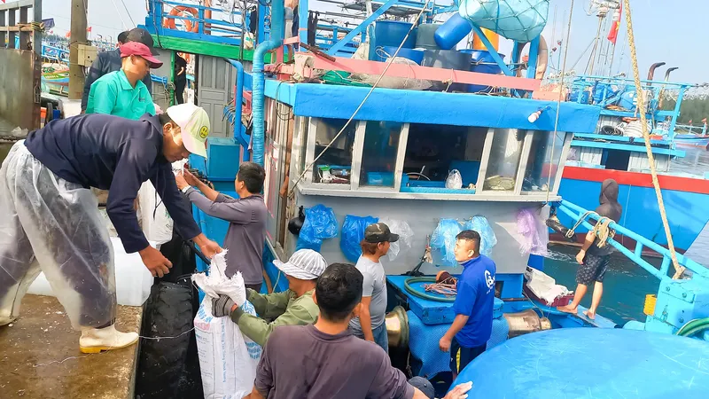 Cửa biển Quảng Ngãi ra khơi đánh bắt đầu năm