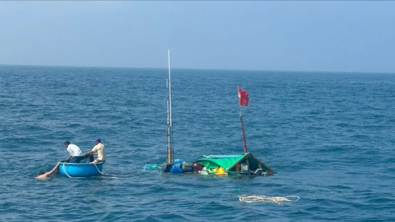 Quảng Ngãi: Khen thưởng tập thể, cá nhân cứu hộ ngư dân tàu cá gặp nạn trên biển