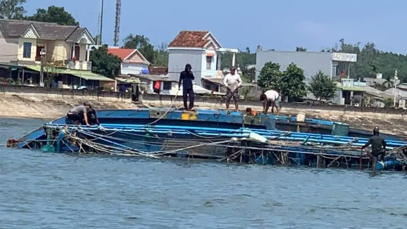 Một tàu cá Quảng Ngãi bị chìm khi đang neo đậu