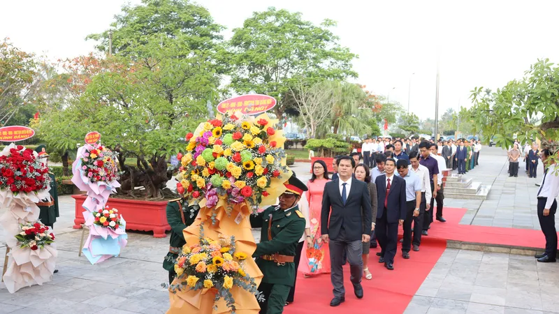 Dâng hương, dâng hoa kỷ niệm 118 năm Ngày sinh cố Thủ tướng Phạm Văn Đồng