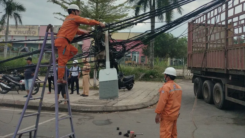 Quảng Ngãi: Xe đầu kéo làm gãy 4 trụ điện, khiến 300 hộ dân mất điện
