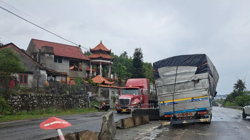 Quảng Ngãi: Xe tải tông vào dải phân cách gây vỡ cấu kiện bê tông