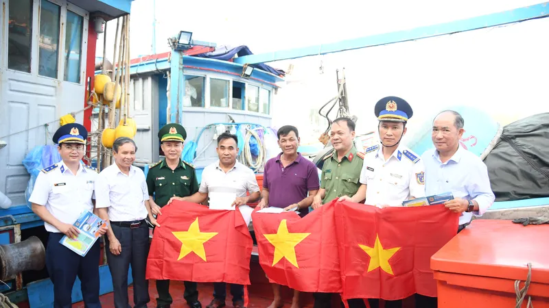 Vùng Cảnh sát biển 2 mở đợt cao điểm tuyên truyền chống IUU tại Quảng Ngãi