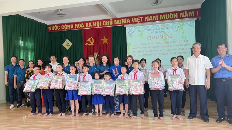 Trung tâm Nuôi dạy trẻ khuyết tật Võ Hồng Sơn tiếp nhận tài trợ hơn 100 triệu đồng