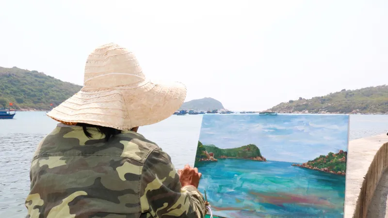Chàng họa sĩ đi phượt vẽ 13 cung đường ven biển miền Trung