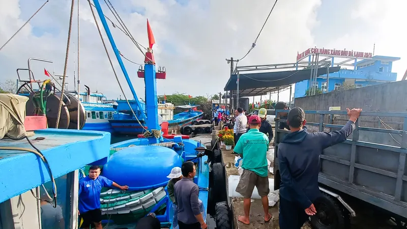 Tàu cá Quảng Ngãi hư hỏng, thả trôi nhiều giờ trên vùng biển Hoàng Sa