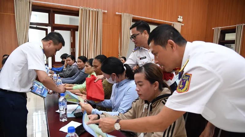 Tuyên truyền, vận động ngư dân đảo Lý Sơn chống khai thác hải sản bất hợp pháp