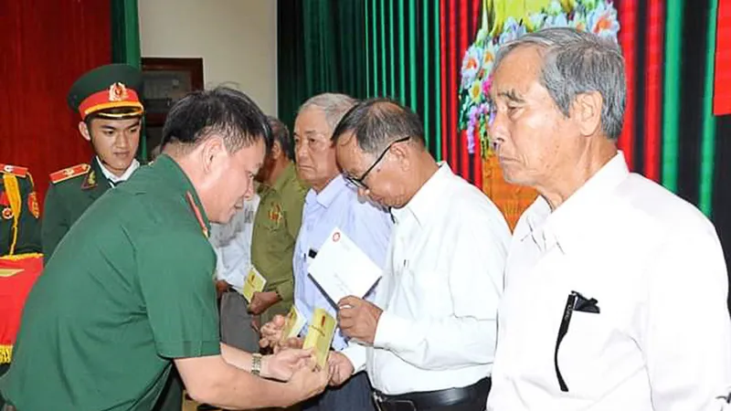 Bàn giao di vật, kỷ vật mà các liệt sĩ gửi lại trước khi đi B cho người thân tại Quảng Ngãi