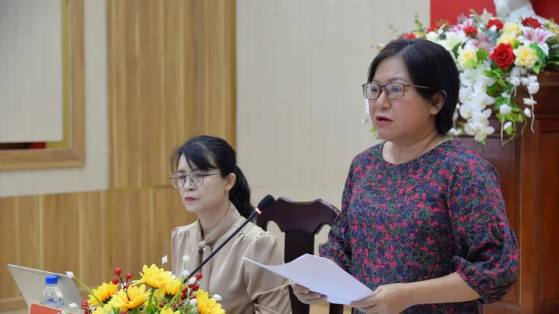 Người dân tham gia giám sát hoạt động xử lý nước xả thải Nhà máy Bột-Giấy VNT19