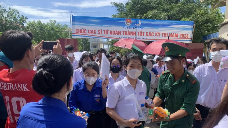 Đoàn viên, công an, biên phòng Quảng Ngãi tham gia tiếp sức mùa thi cho các thí sinh