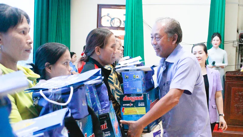 “Cùng ngư dân thắp sáng đèn trên biển” đến với tỉnh Quảng Ngãi