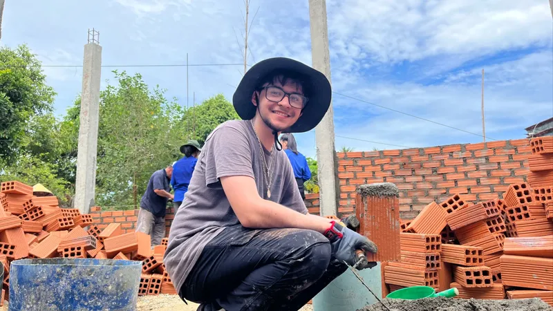 Học sinh Mỹ giúp người dân Quảng Ngãi xây nhà