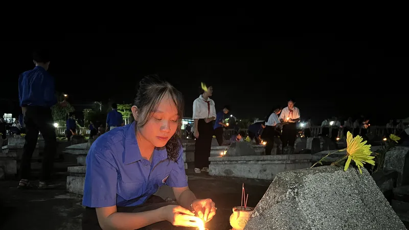 Dâng hương, thắp nến tri ân Anh hùng liệt sĩ