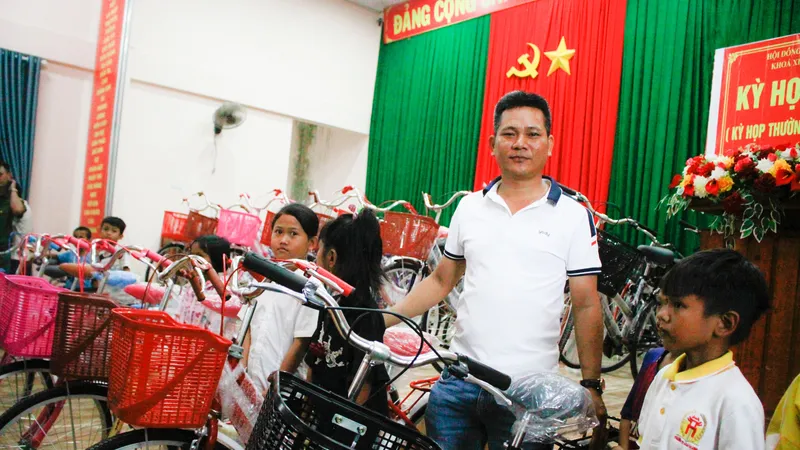 Quảng Ngãi: Người “tái chế” xe đạp cũ tặng học sinh nghèo