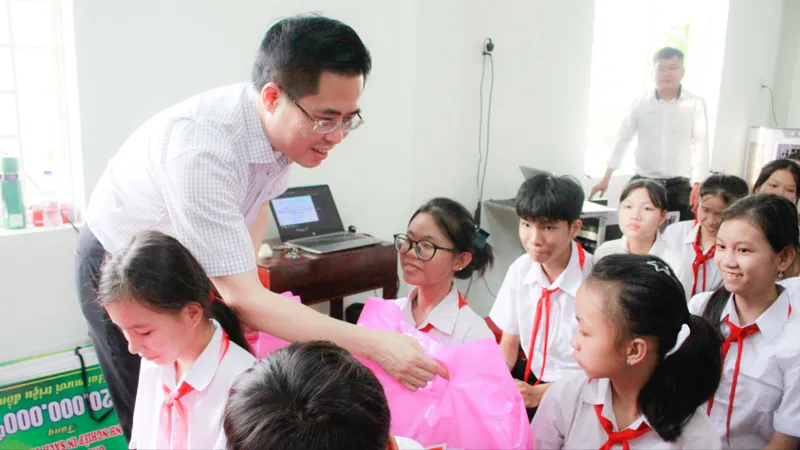 Thăm và tặng quà Trung tâm Nuôi dạy trẻ khuyết tật Võ Hồng Sơn