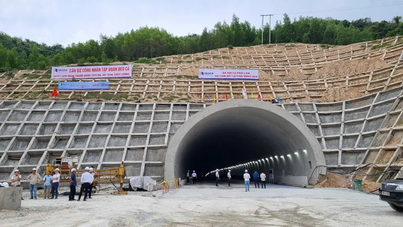 Đã thông hầm xuyên núi tuyến cao tốc Quảng Ngãi-Hoài Nhơn