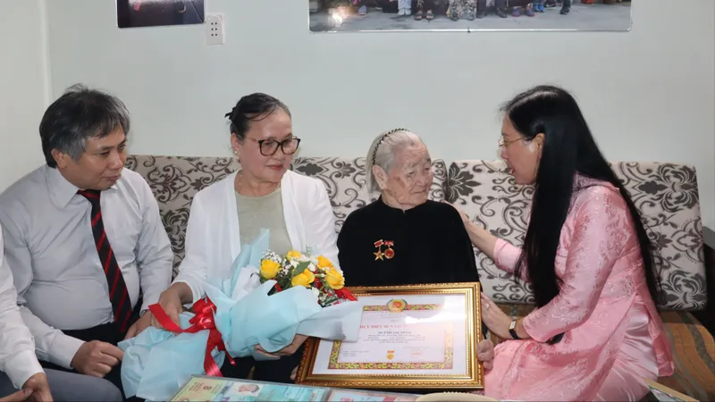 Bí thư Tỉnh ủy Quảng Ngãi Bùi Thị Quỳnh Vân thăm hỏi Mẹ Việt Nam Anh hùng Huỳnh Thị Thấm