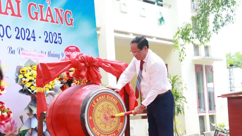 Phó Chủ tịch Quốc hội dự lễ khai giảng tại Quảng Ngãi