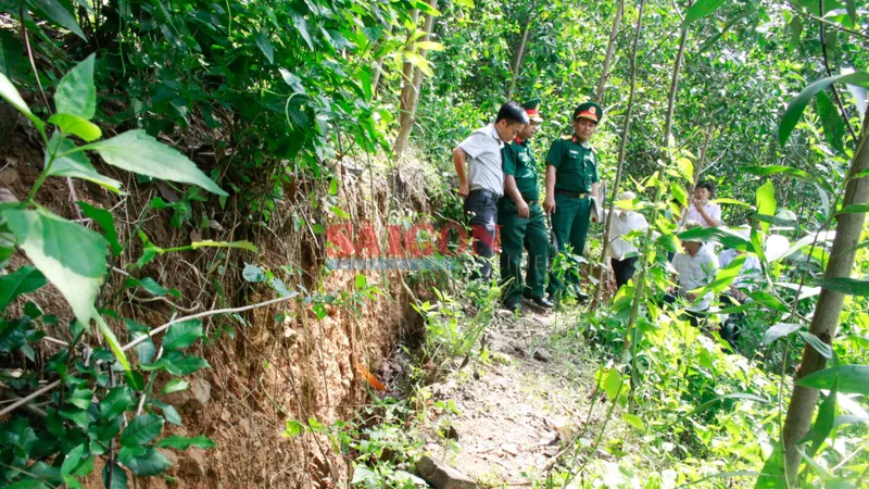 Vết nứt núi Mang Kà Muồng đang lan rộng, nguy hiểm nhà dân và tuyến đường đi hồ Nước Trong