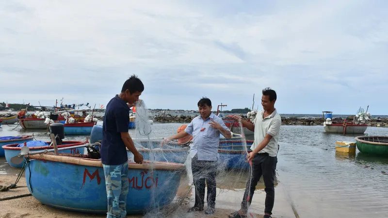 Quảng Ngãi: Vũng neo trú thuyền thúng vùng biển ven bờ giúp ngư dân an tâm khi mưa bão