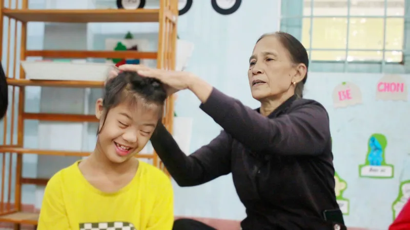 Quảng Ngãi: Người bà của những đứa trẻ "da cam"
