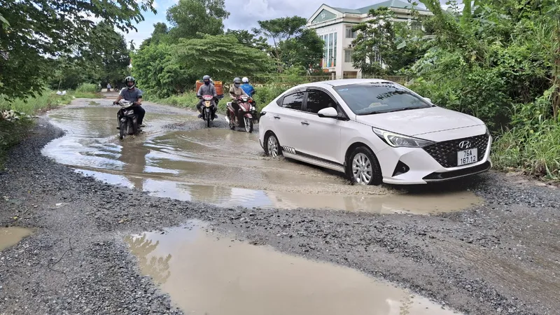 Cận cảnh con đường lầy lội chỉ 900m, gần 12 năm vẫn làm chưa xong