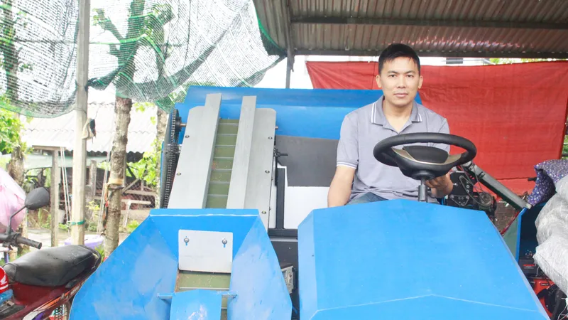 Chàng trai Quảng Ngãi chế tạo máy đóng bầu đất tự động cho nông dân