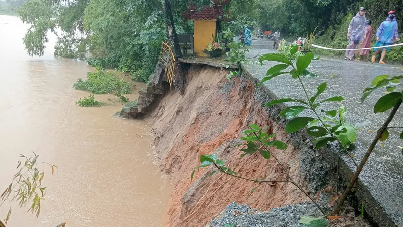 Quảng Ngãi: Lũ trên sông Vệ gây sạt lở đường giao thông