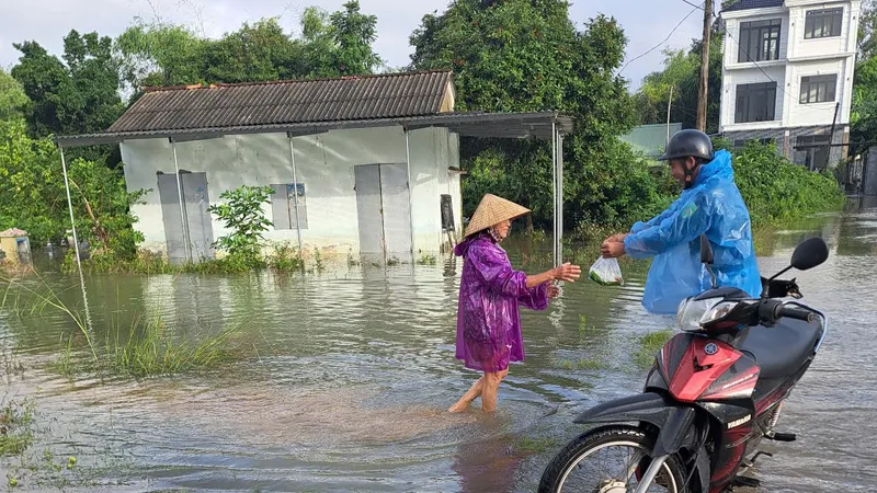 Mang thực phẩm đến tận nhà cho người dân sau khi lũ rút ở Quảng Ngãi