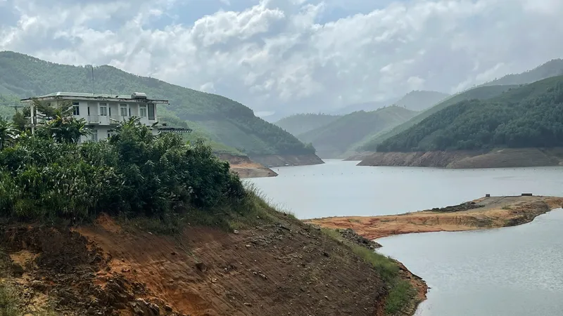 Hồ chứa nước thủy điện Đắkđrink thiếu nước ngay mùa mưa