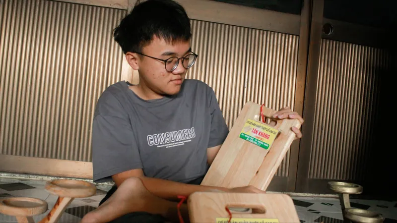 Nghị lực chàng trai xương thủy tinh ở Quảng Ngãi
