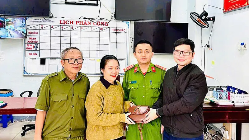 Nhặt chiếc ví 500 triệu đồng, thanh niên Quảng Ngãi trả lại cho người đánh rơi