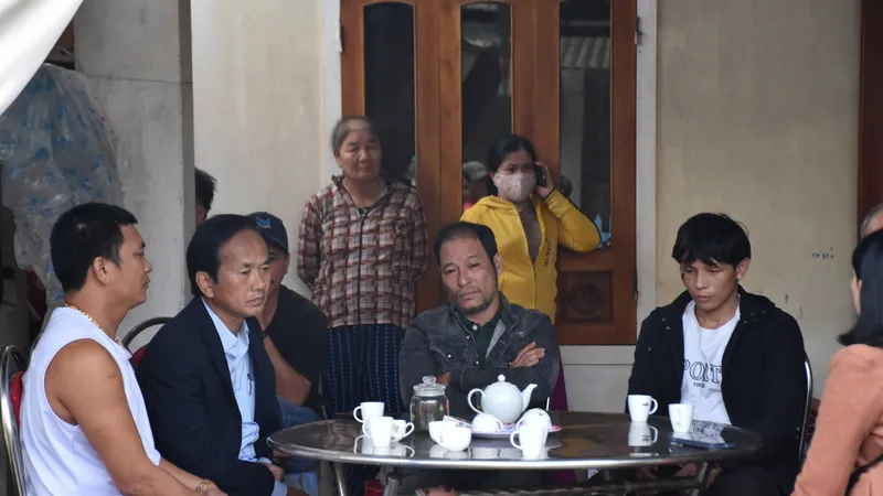 Thăm hỏi, động viên các ngư dân gặp nạn trên biển
