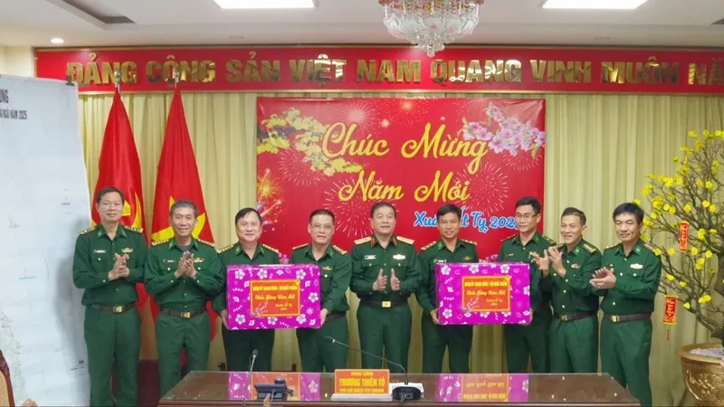 Quân ủy Trung ương, Bộ Quốc phòng tặng quà 