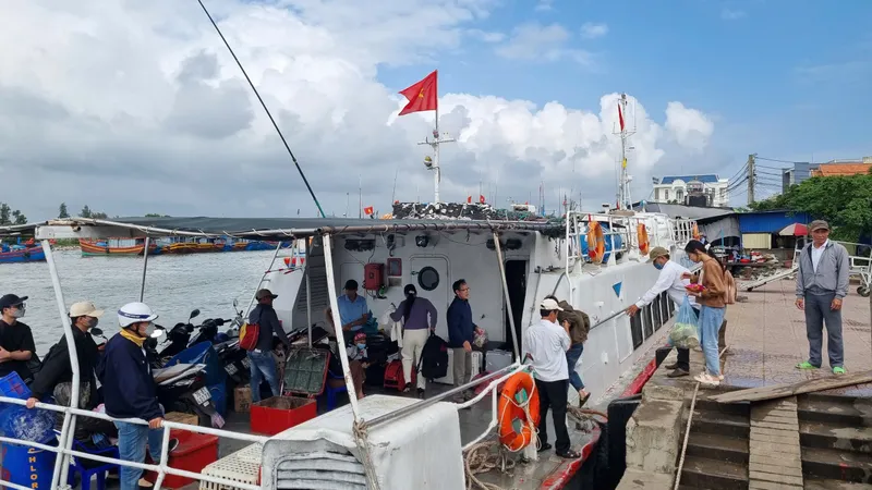 Biển động, tàu đi đảo Lý Sơn tạm ngừng hoạt động