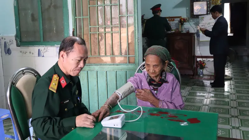 Quân y khám bệnh, cấp phát thuốc miễn phí cho người dân Quảng Ngãi
