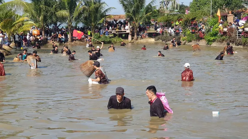 Lễ hội úp nơm bắt cá cầu may đầu năm ở Quảng Ngãi