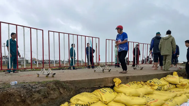 Huy động lực lượng lấy bao cát ngăn sạt lở bờ kè xã An Phú, Quảng Ngãi