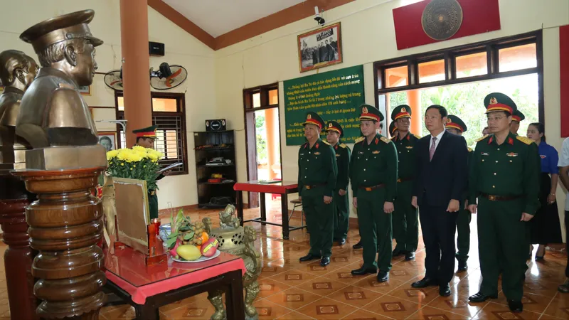 Tư lệnh Quân khu 5 dâng hương tưởng nhớ Trung tướng Phạm Kiệt